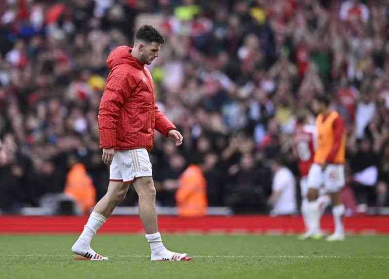 Arsenal midfielder Declan Rice left the pitch during a recent match against Tottenham Hotspur, reportedly due to a calf injury. - MirrorLog