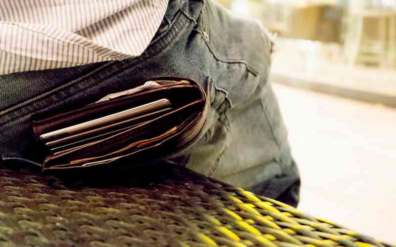 Don’t sit down with your wallet/phone in your back pocket. It causes misalignment of spine and pelvis that over time can lead to back, shoulder pain and injuries. - MirrorLog