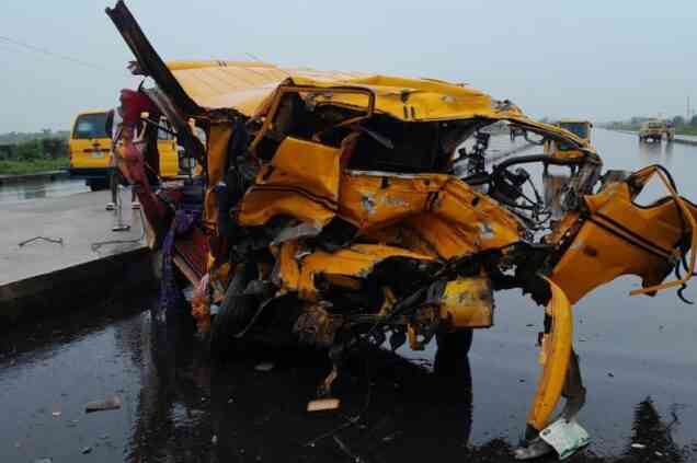 Black Sunday: 15 Dead, 8 Injured as Commercial Bus, Truck Collide in Lagos - MirrorLog