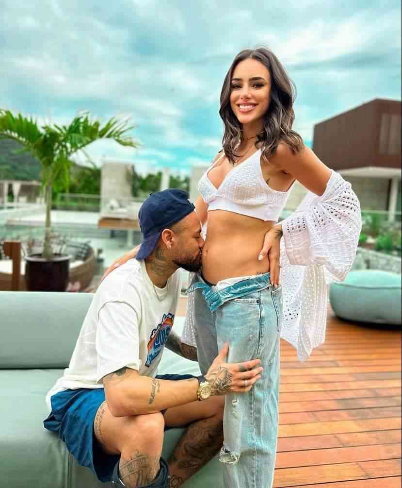 Neymar and Partner expecting their baby - MirrorLog