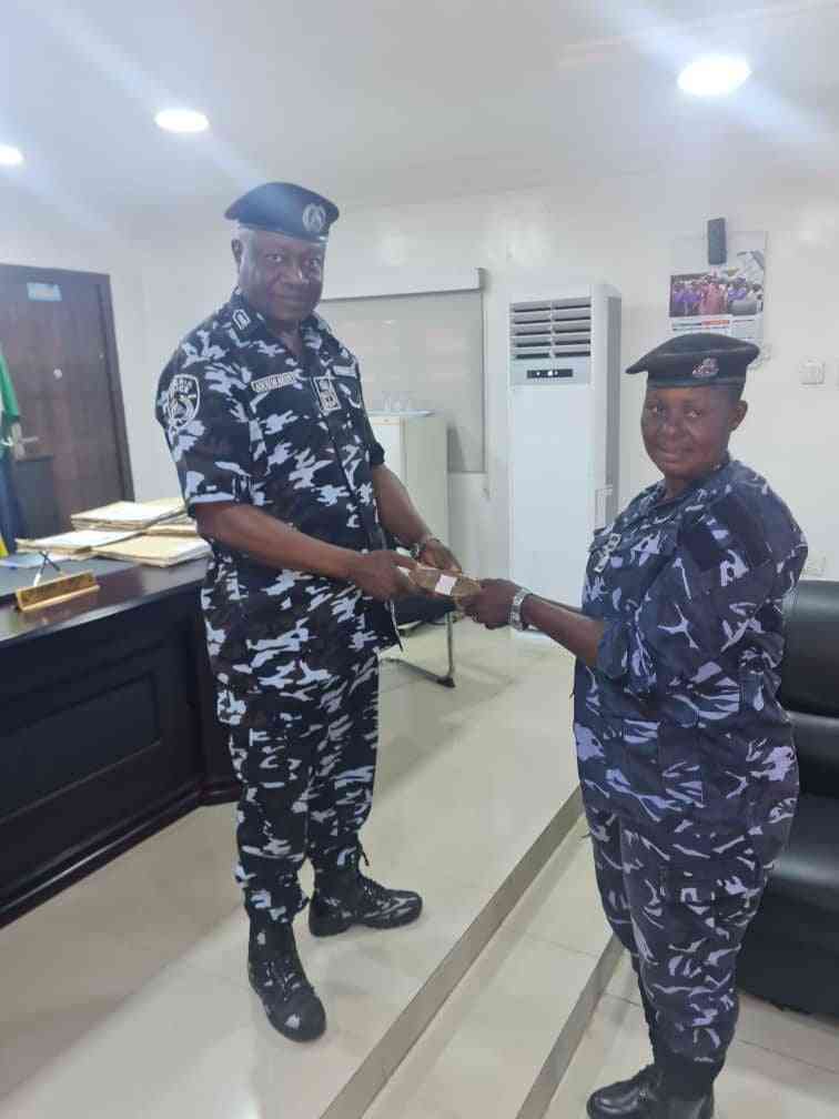 Policewoman who rejected bribe for stolen goods gets N250,000 reward - MirrorLog