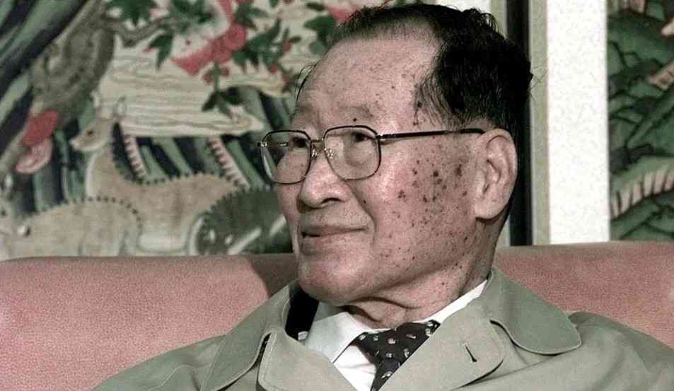 Born to a poor farming family in North korea, chung ju-yung, the founder of hyundai once stole a cow to afford his train ticket to flee to South korea. - MirrorLog