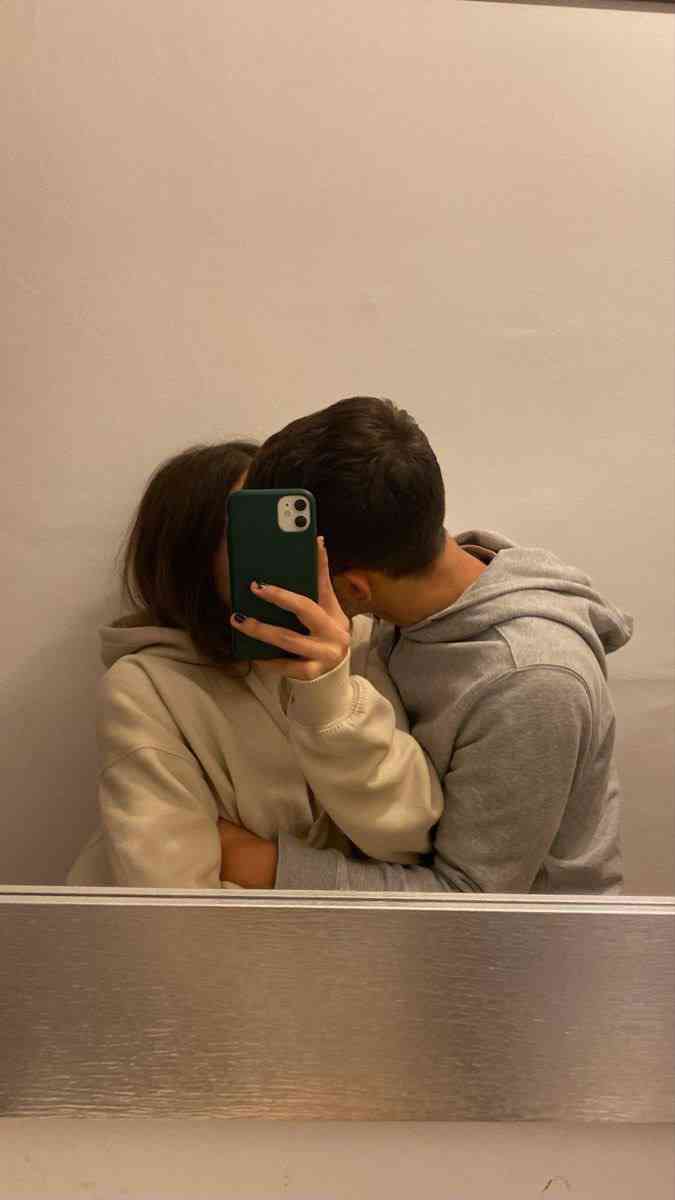 Couples Pose - MirrorLog