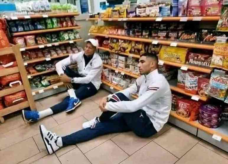 Hakimi and Mbappé waiting for Hakimi's mom to pick the phone after buying groceries - MirrorLog