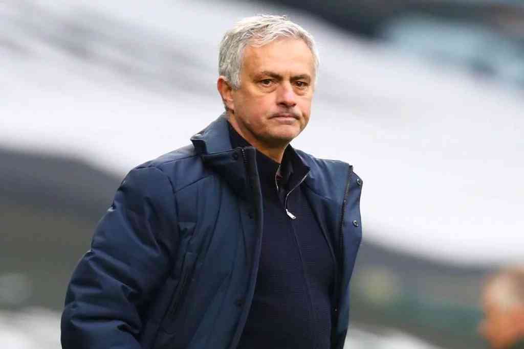 Mourinho suspended for making silly gestu - MirrorLog