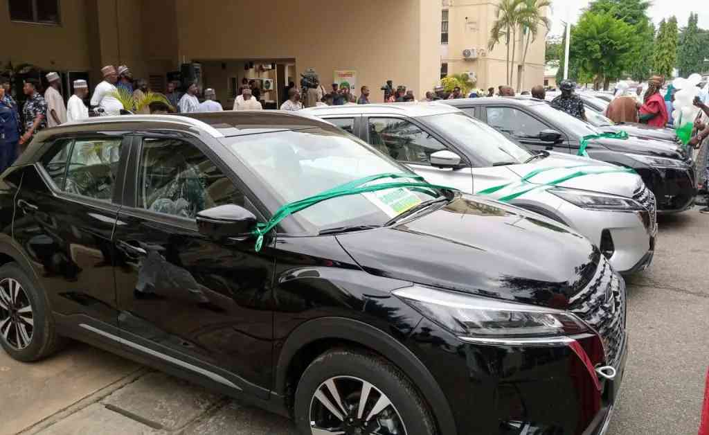 Wike presents 10 vehicles to FCT chiefs - MirrorLog