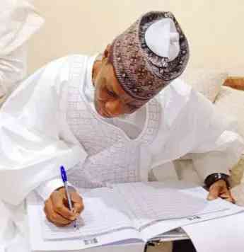 Ex-Minister, Shagari Dumps PDP, Joins APC - MirrorLog