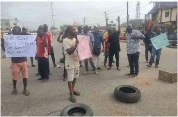 BREAKING: Protesters Storm Edo State Capital Over Increase in Petrol Prices - MirrorLog