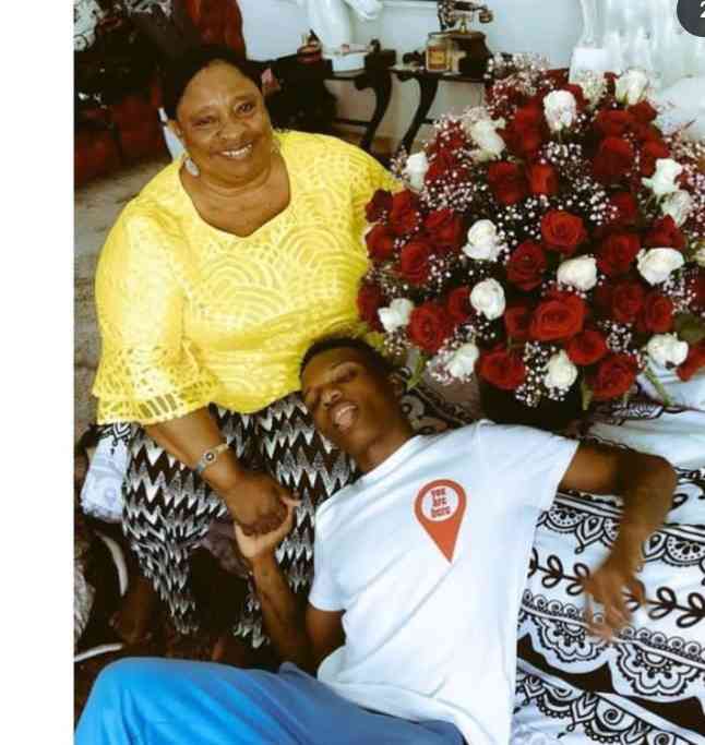 A Nigeria celebrity musicain AYODEJI BALOGUN popularly known as WIZKID lost his mom - MirrorLog