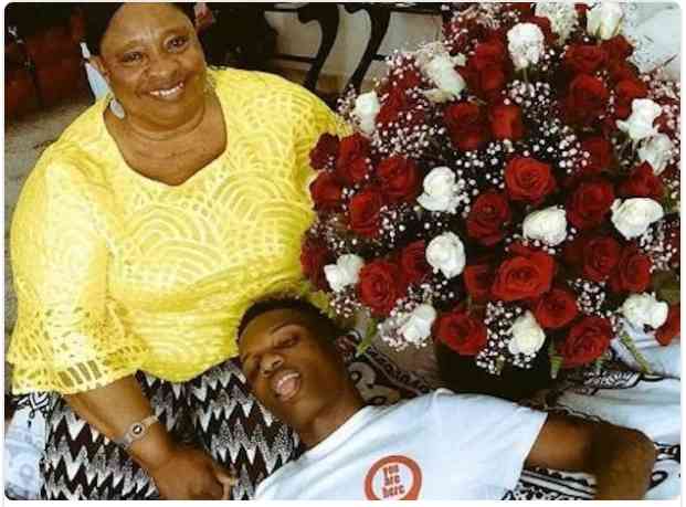 Wizkid Looks Heartbroken Among Family Members As They Hold Candlelight Processions for His Late Mum - MirrorLog