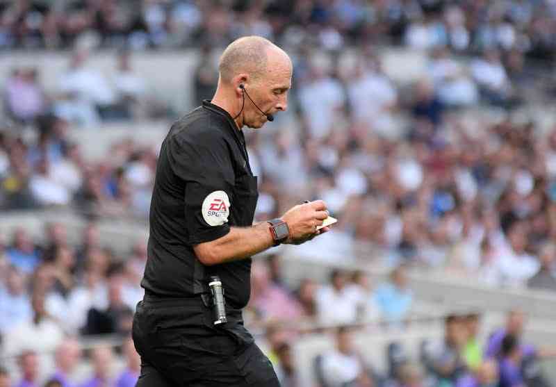 Referees release statement on VAR after Mike Dean’s explosive interview - MirrorLog