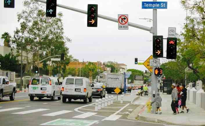 First major city in the world to synchronize all its traffic lights. - MirrorLog