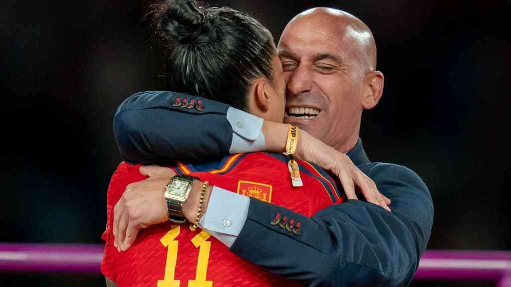 Luis Rubiales decides against resigning as Spanish FA president over Jenni Hermoso kiss - MirrorLog