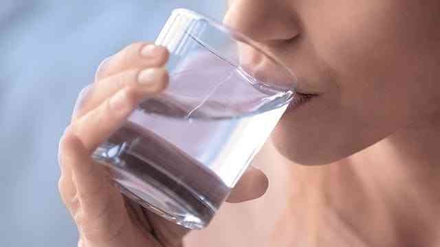 Drinking water before bed helps to improves skin tone, flush out toxin and you a healthier skin. - MirrorLog