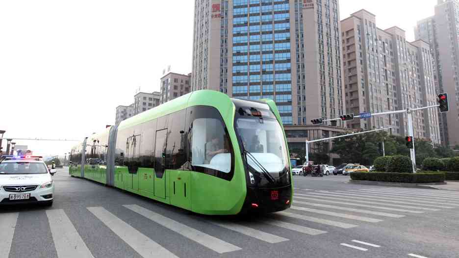 The world's first trackless train has started trial in the Chinese City of Zhuzhou. This train ?? operates in virtual rail line which is a white dotted line. - MirrorLog